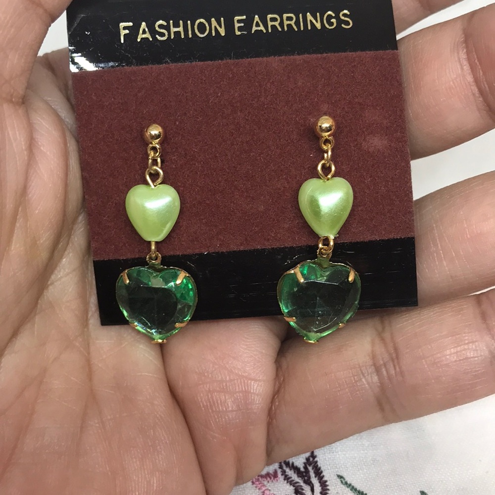 💚 Green and gold color heart earrings